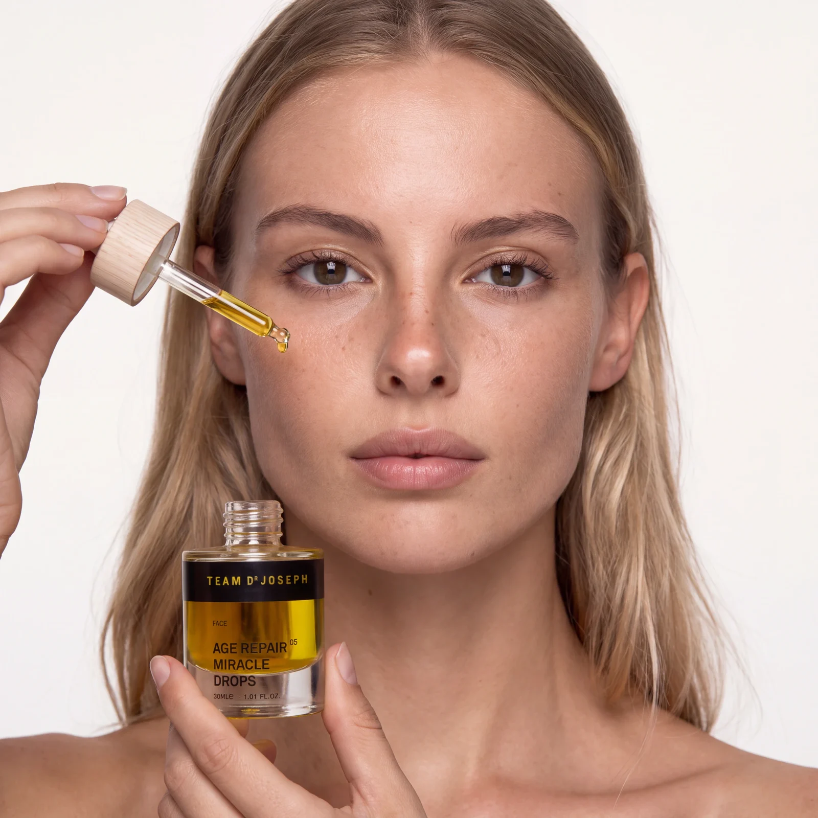 Beauty: siero con gocciolatore sul viso, prodotto con modella