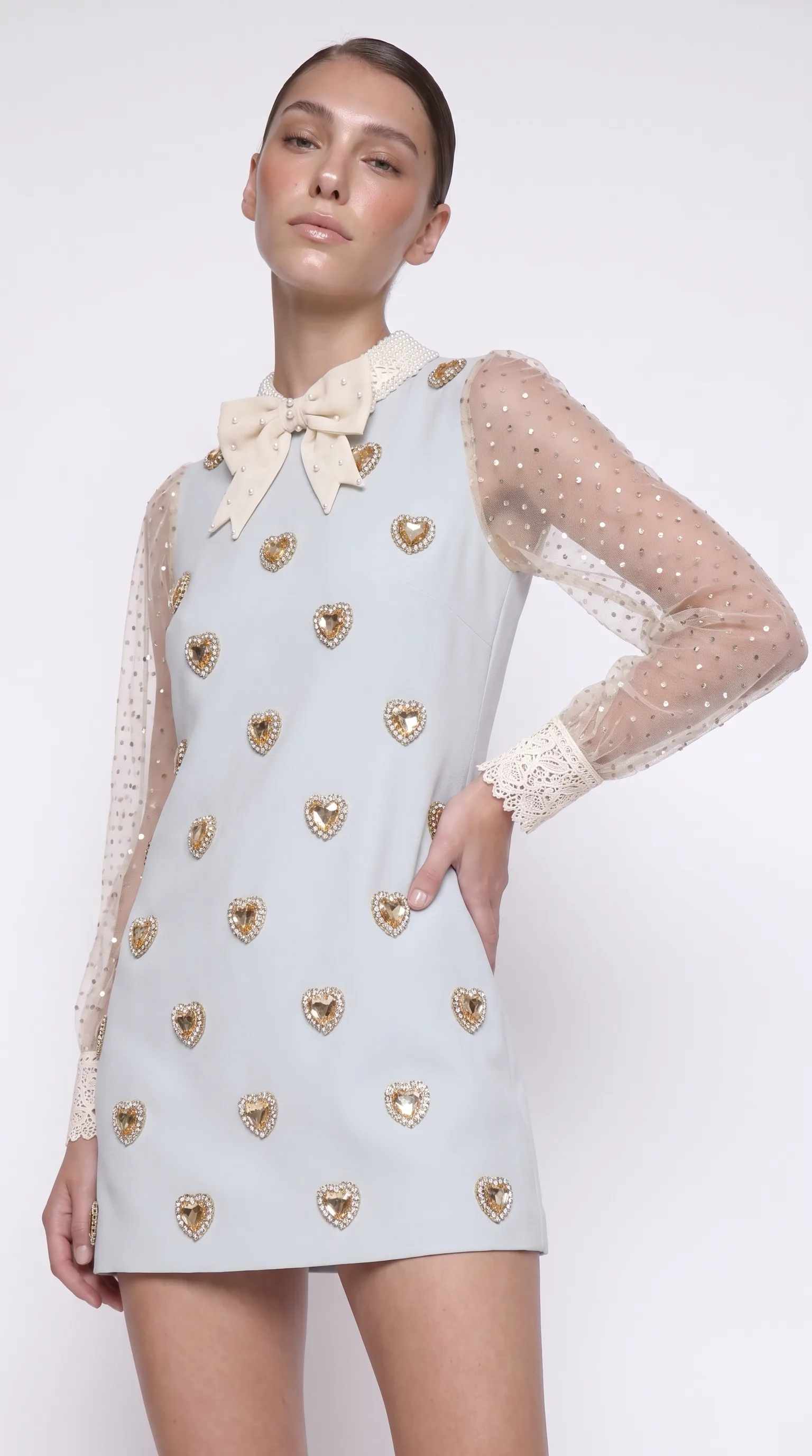 Abito ricamato, scatto moda